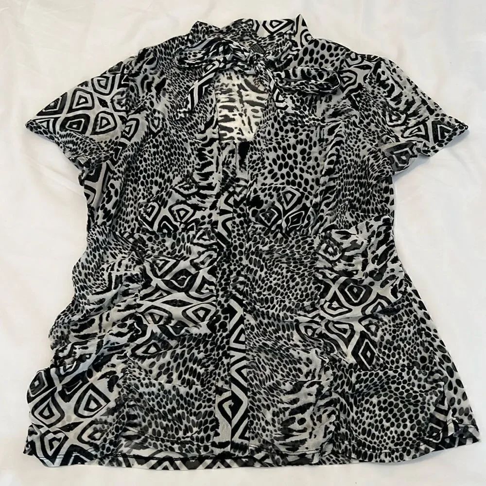Studio1940 szM SS black&white geometric tie neck hook&eye front sheer blouse EUC